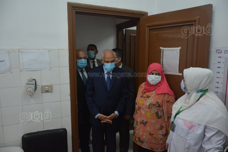 محافظ الجيزة يتفقد العيادات الطبية في مدرسة السعيدية بأول أيام الدراسة (3)