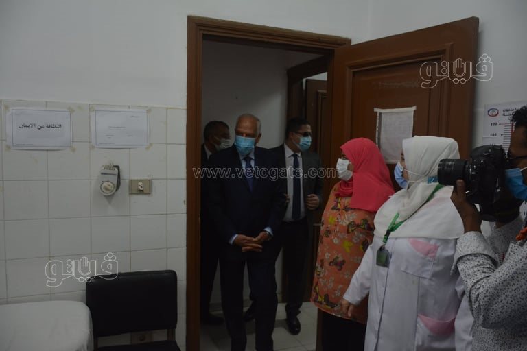 محافظ الجيزة يتفقد العيادات الطبية في مدرسة السعيدية بأول أيام الدراسة (5)