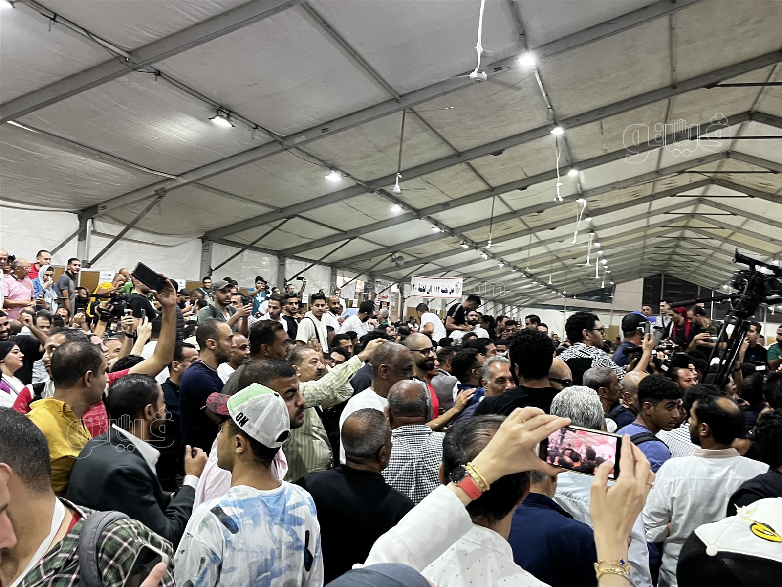 احتفالات جنونية لأعضاء نادي الزمالك بعد فوز القائمة الموحدة بالانتخابات (4)