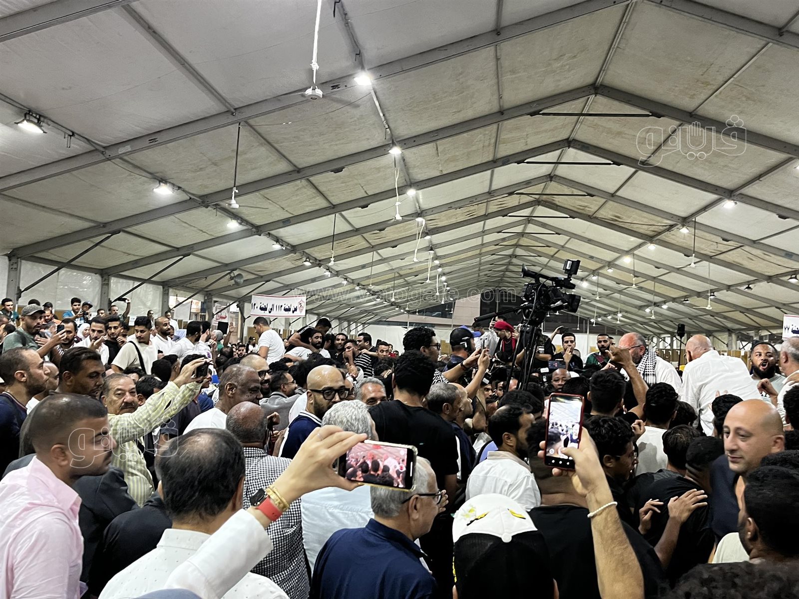 احتفالات جنونية لأعضاء نادي الزمالك بعد فوز القائمة الموحدة بالانتخابات (5)