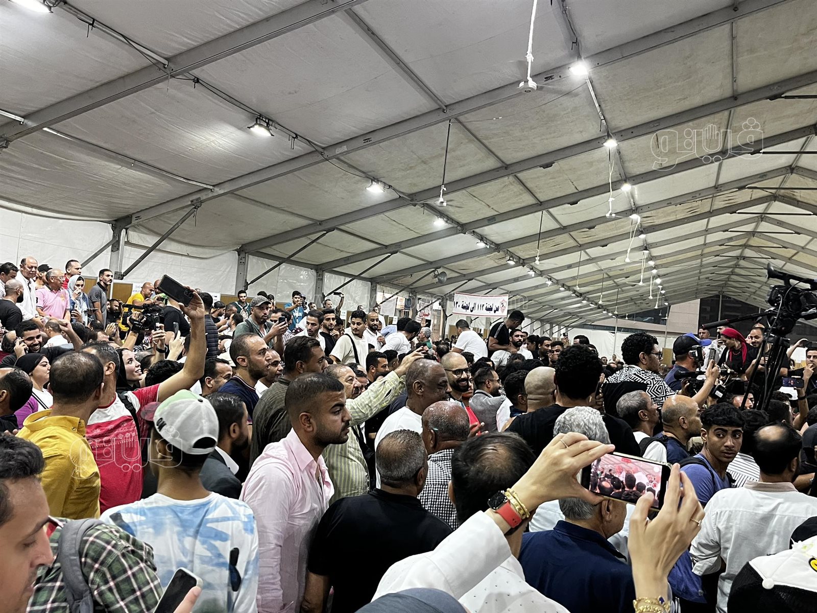 احتفالات جنونية لأعضاء نادي الزمالك بعد فوز القائمة الموحدة بالانتخابات (1)