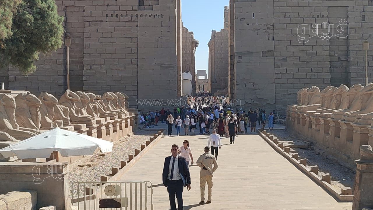 إقبال السائحين بمعبد الكرنك (4)