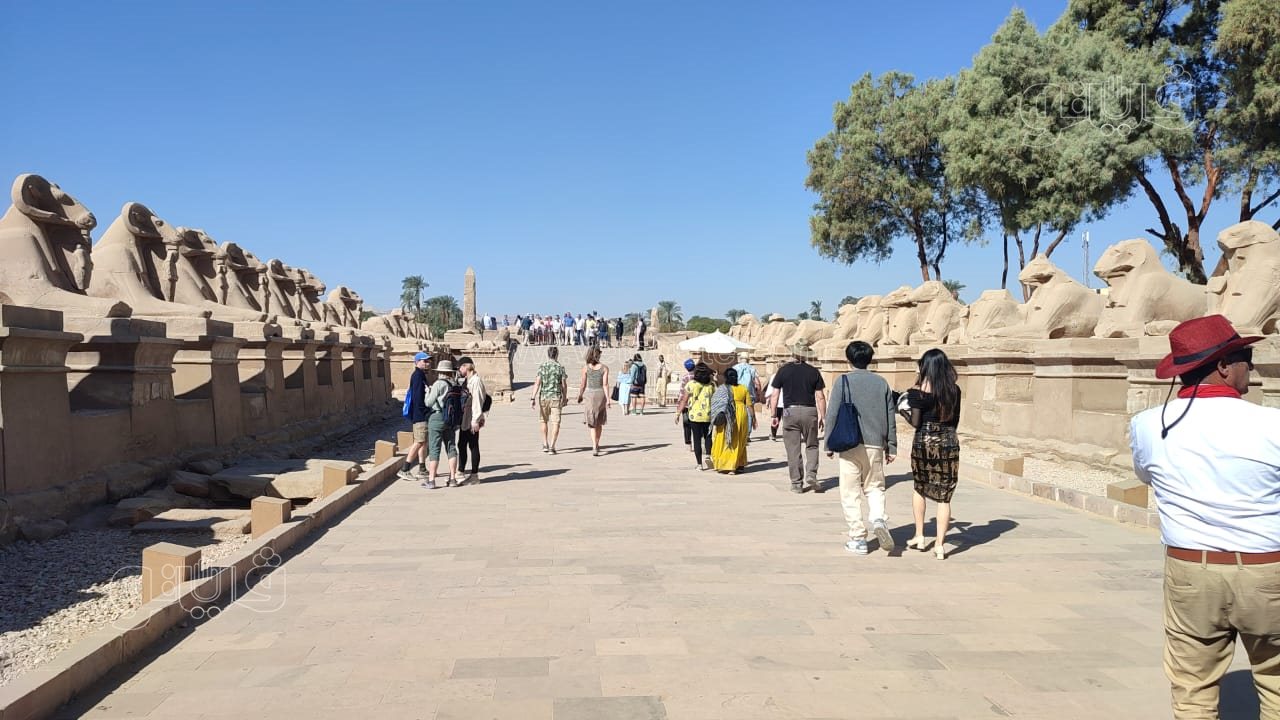 إقبال السائحين بمعبد الكرنك (1)