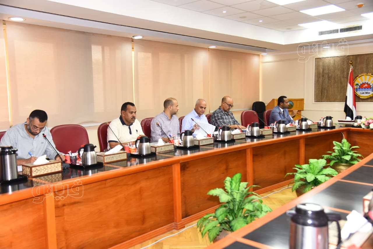 محافظ مطروح يترأس لجنة حصر التفاوض للمشروعات الاستثمارية (1)