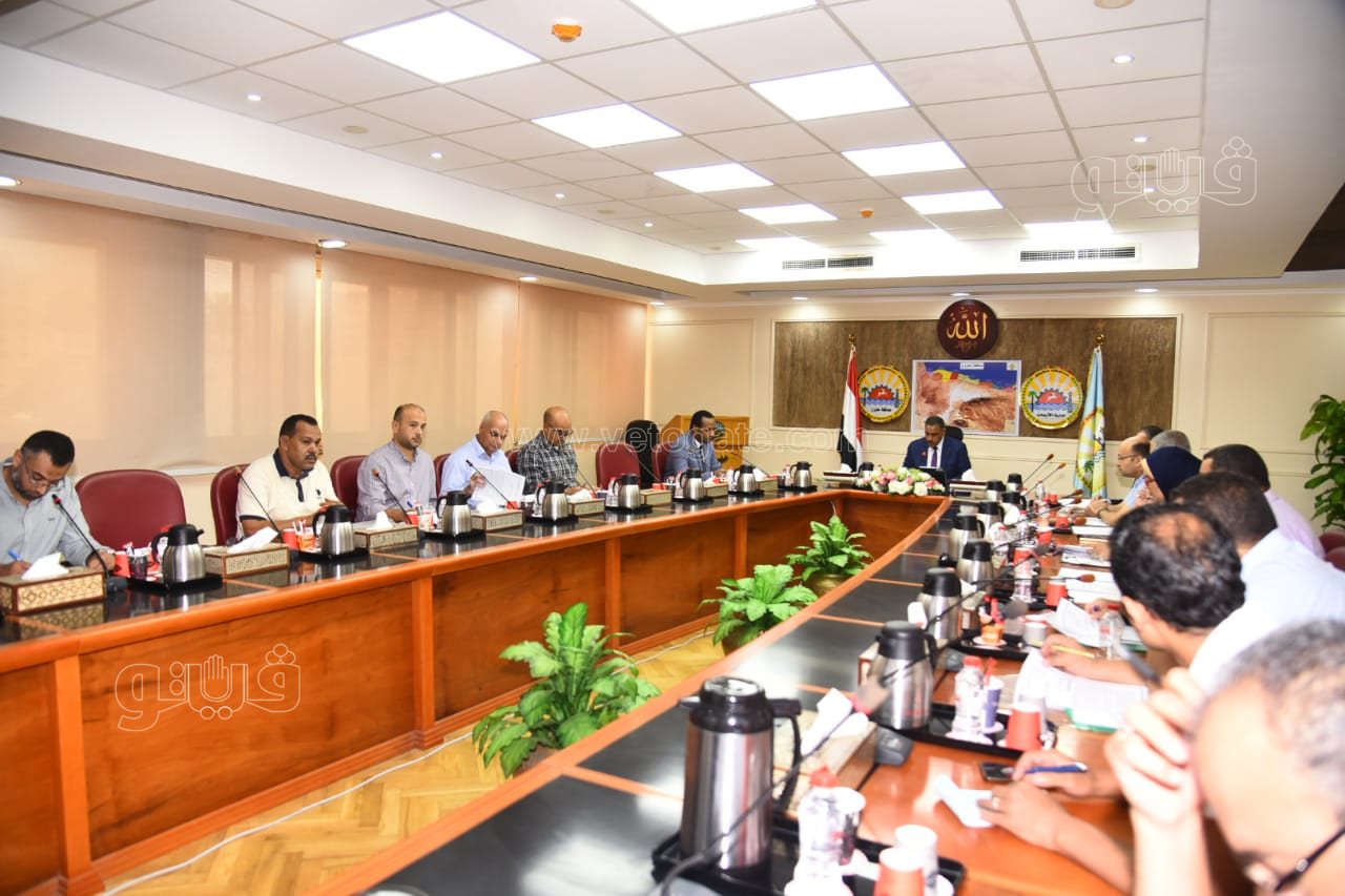 محافظ مطروح يترأس لجنة حصر التفاوض للمشروعات الاستثمارية (2)