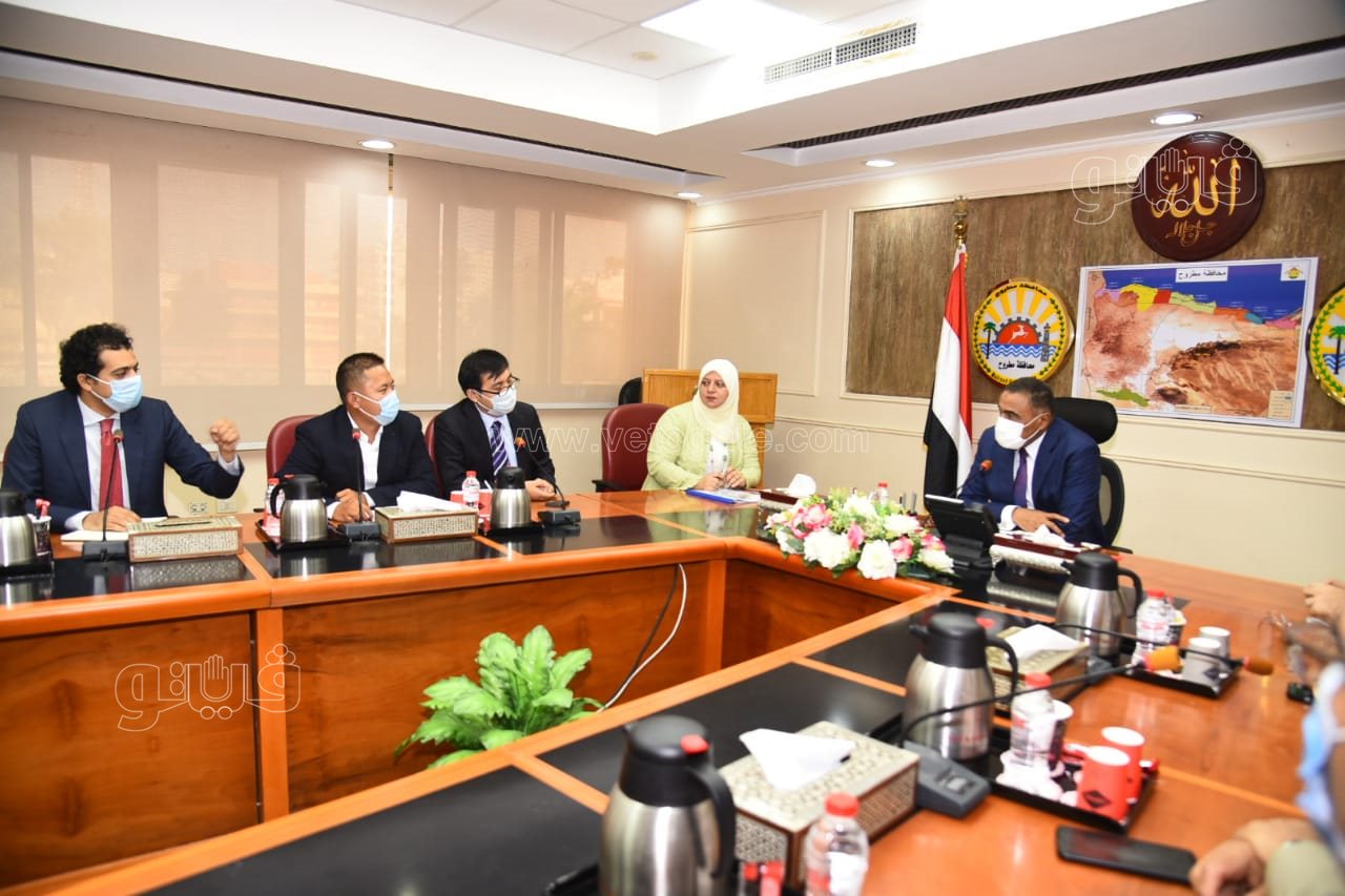 محافظ مطروح يناقش احد الشركات الصينية فرص الاستثمار بالمحافظة (2)