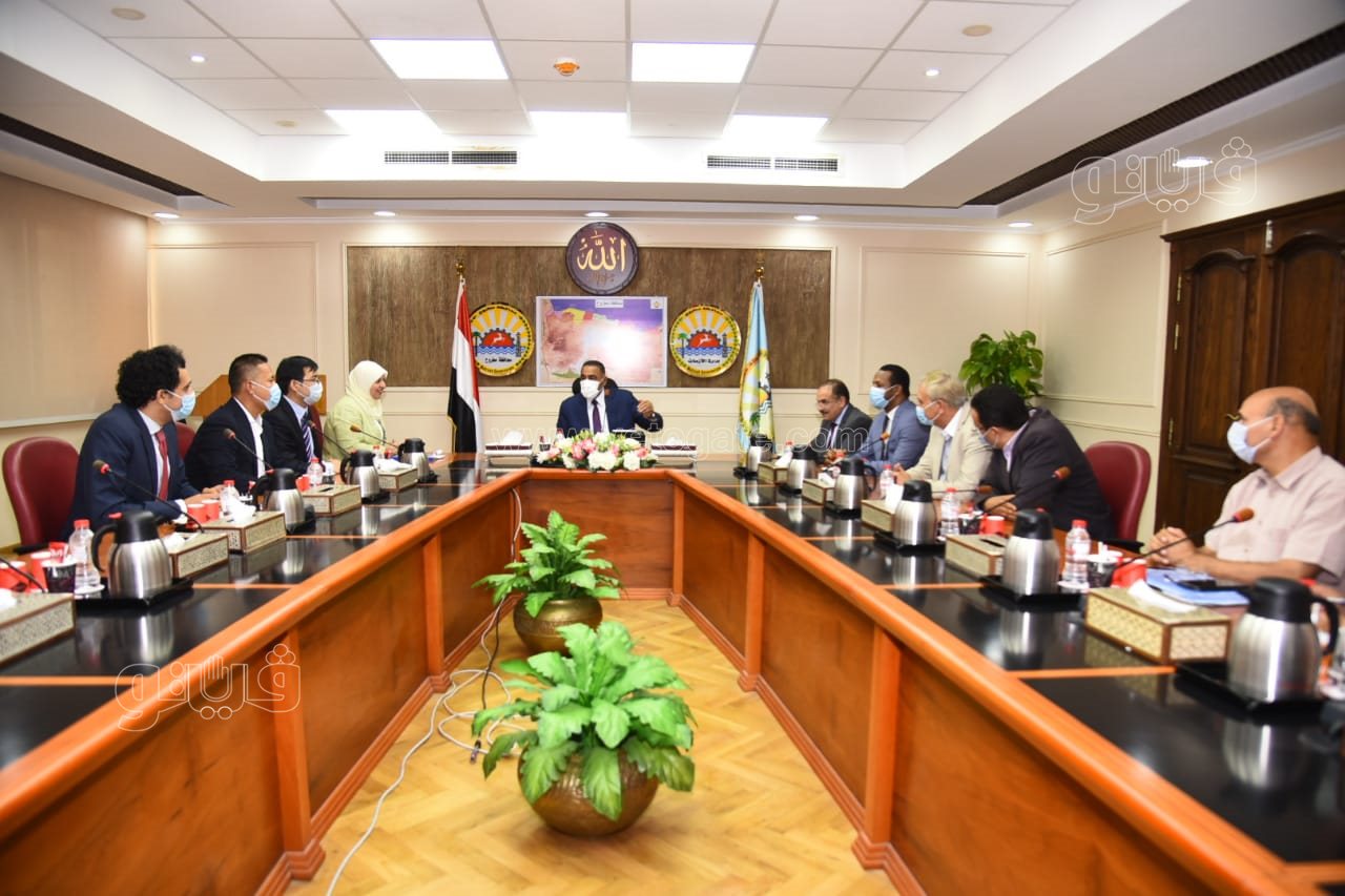 محافظ مطروح يناقش احد الشركات الصينية فرص الاستثمار بالمحافظة (3)