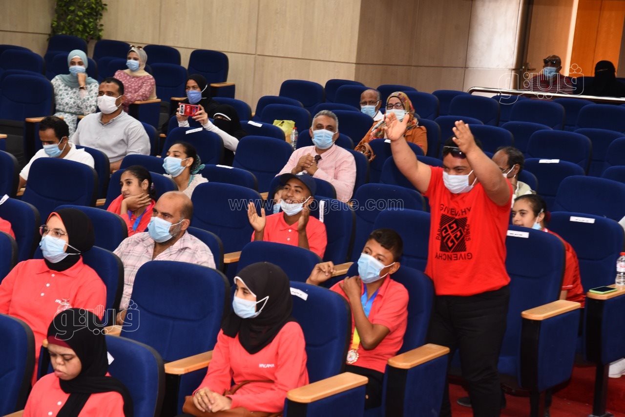 محافظ مطروح يكرم ذوي الهمم الفائزين بمسابقة الحلم المصري (2)