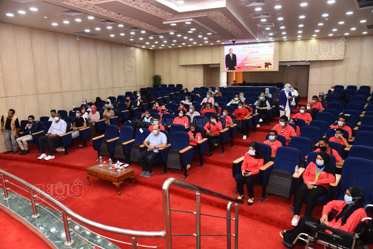 محافظ مطروح يكرم ذوي الهمم الفائزين بمسابقة الحلم المصري (3)