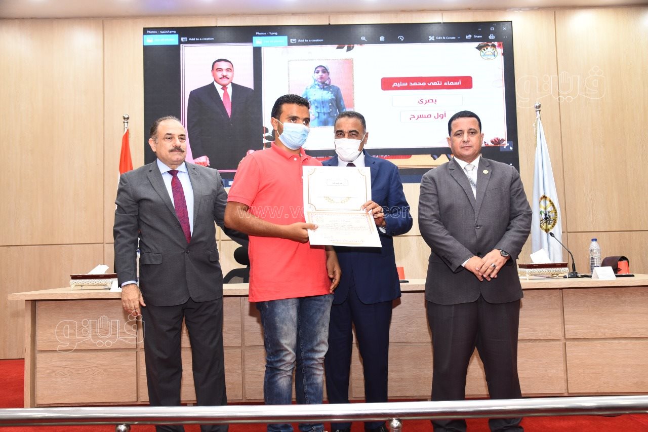 محافظ مطروح يكرم ذوي الهمم الفائزين بمسابقة الحلم المصري (9)