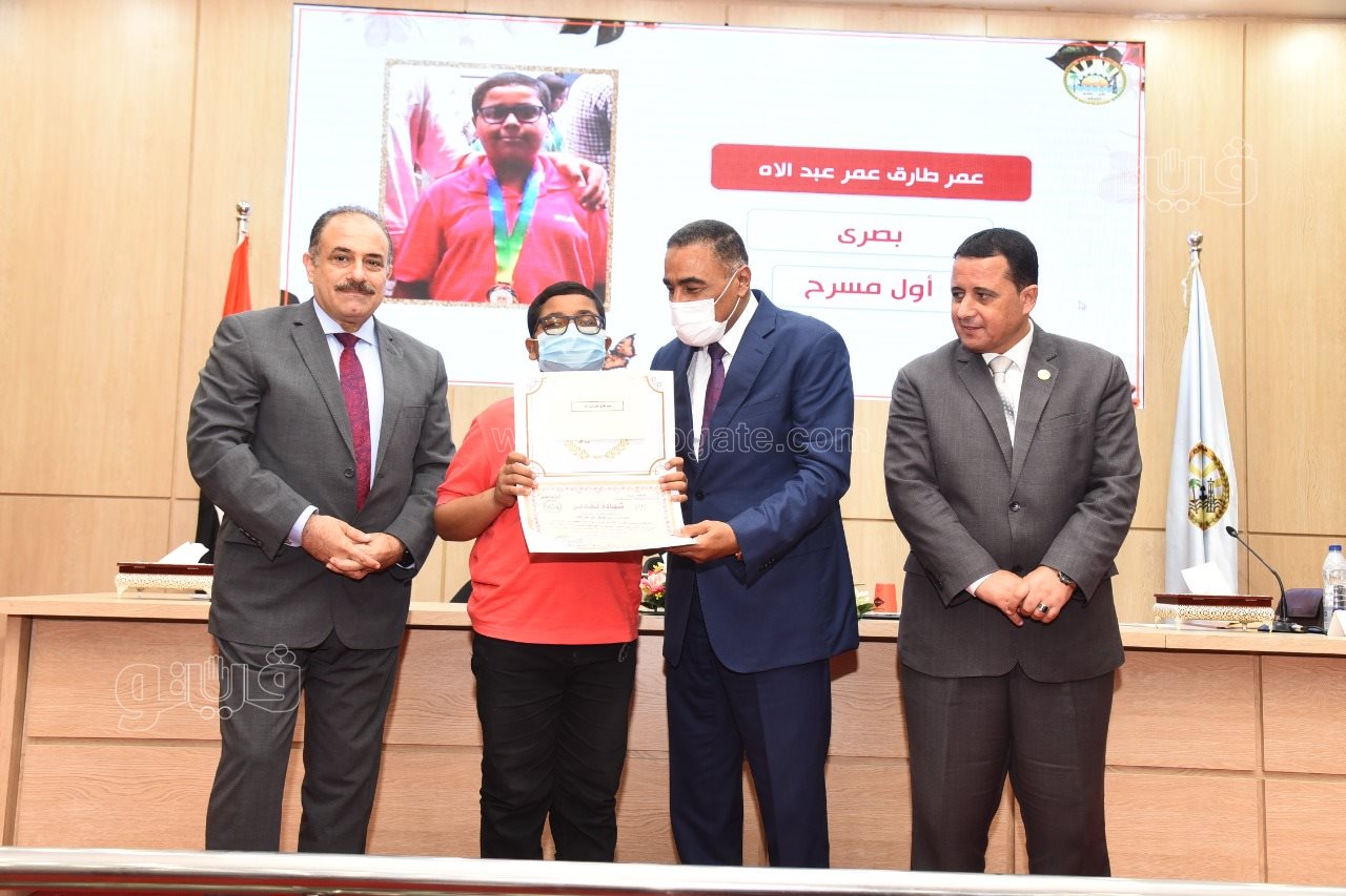محافظ مطروح يكرم ذوي الهمم الفائزين بمسابقة الحلم المصري (10)