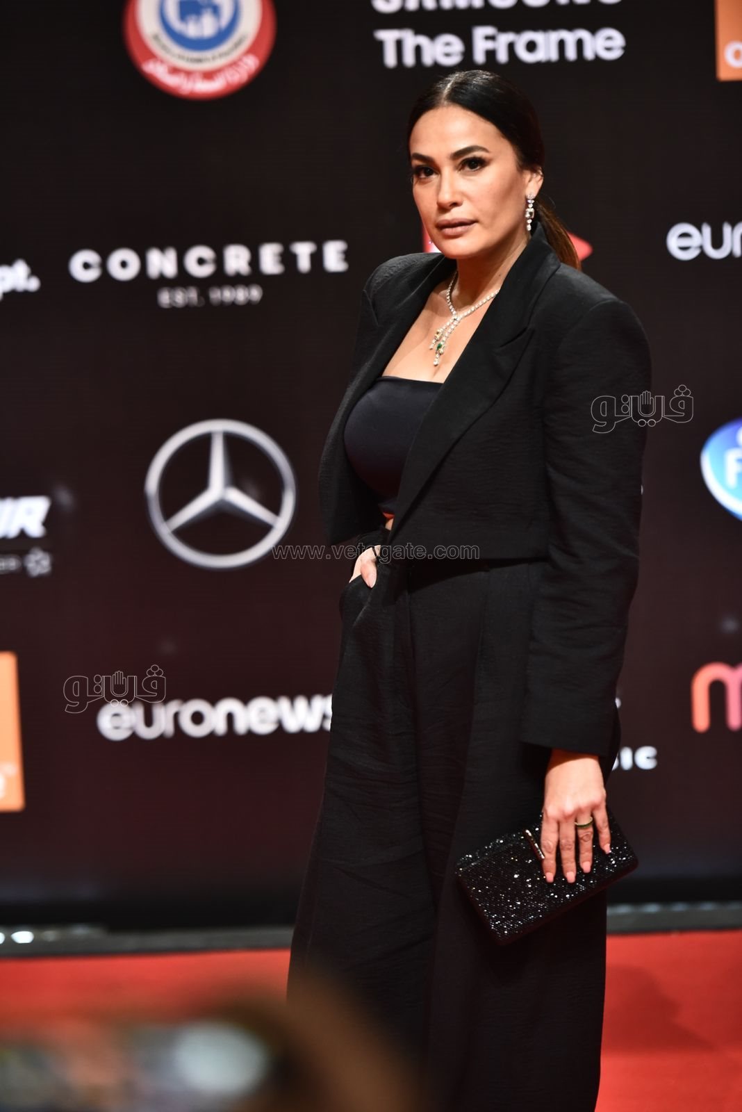 هند صبري ببدلة سوداء في ثالث أيام مهرجان الجون (1)