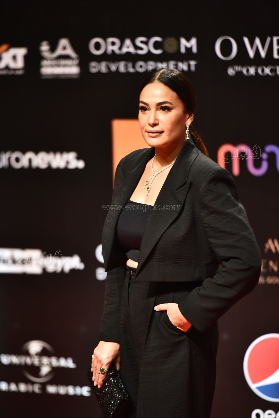 هند صبري ببدلة سوداء في ثالث أيام مهرجان الجون (3)