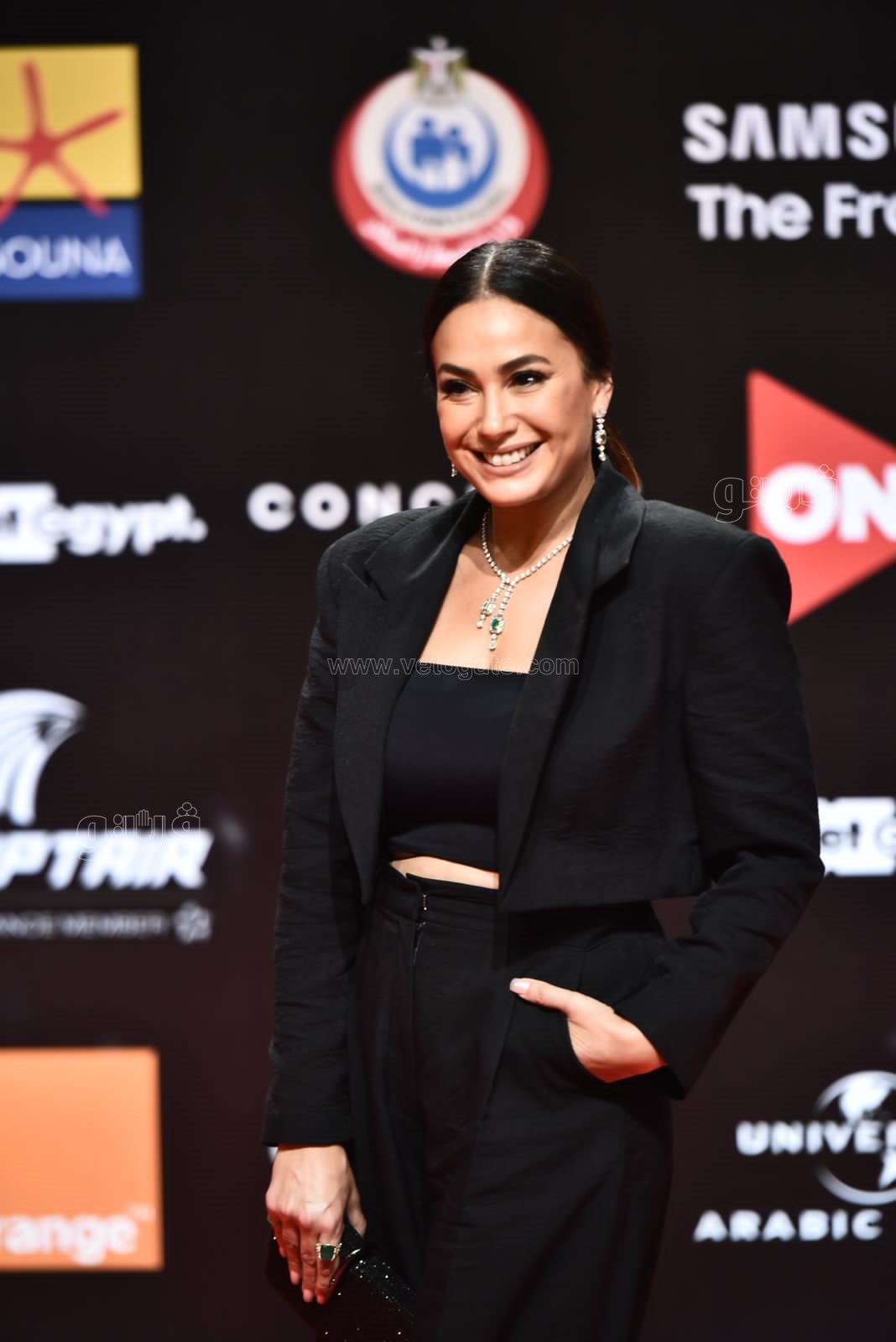 هند صبري ببدلة سوداء في ثالث أيام مهرجان الجون (5)