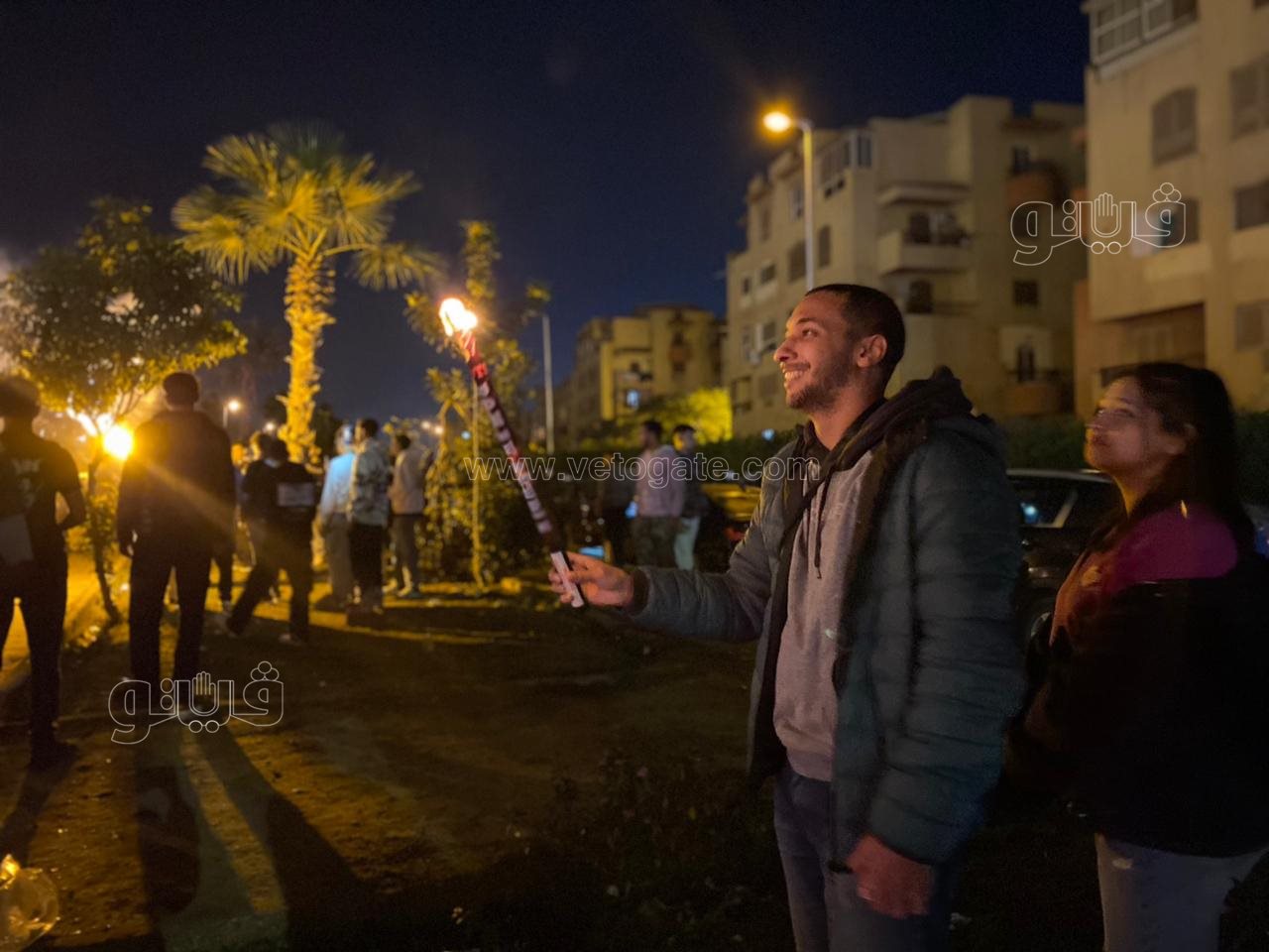 إطلاق الشماريخ بالتجمع احتفالًا بالعام الجديد 2024 (3)