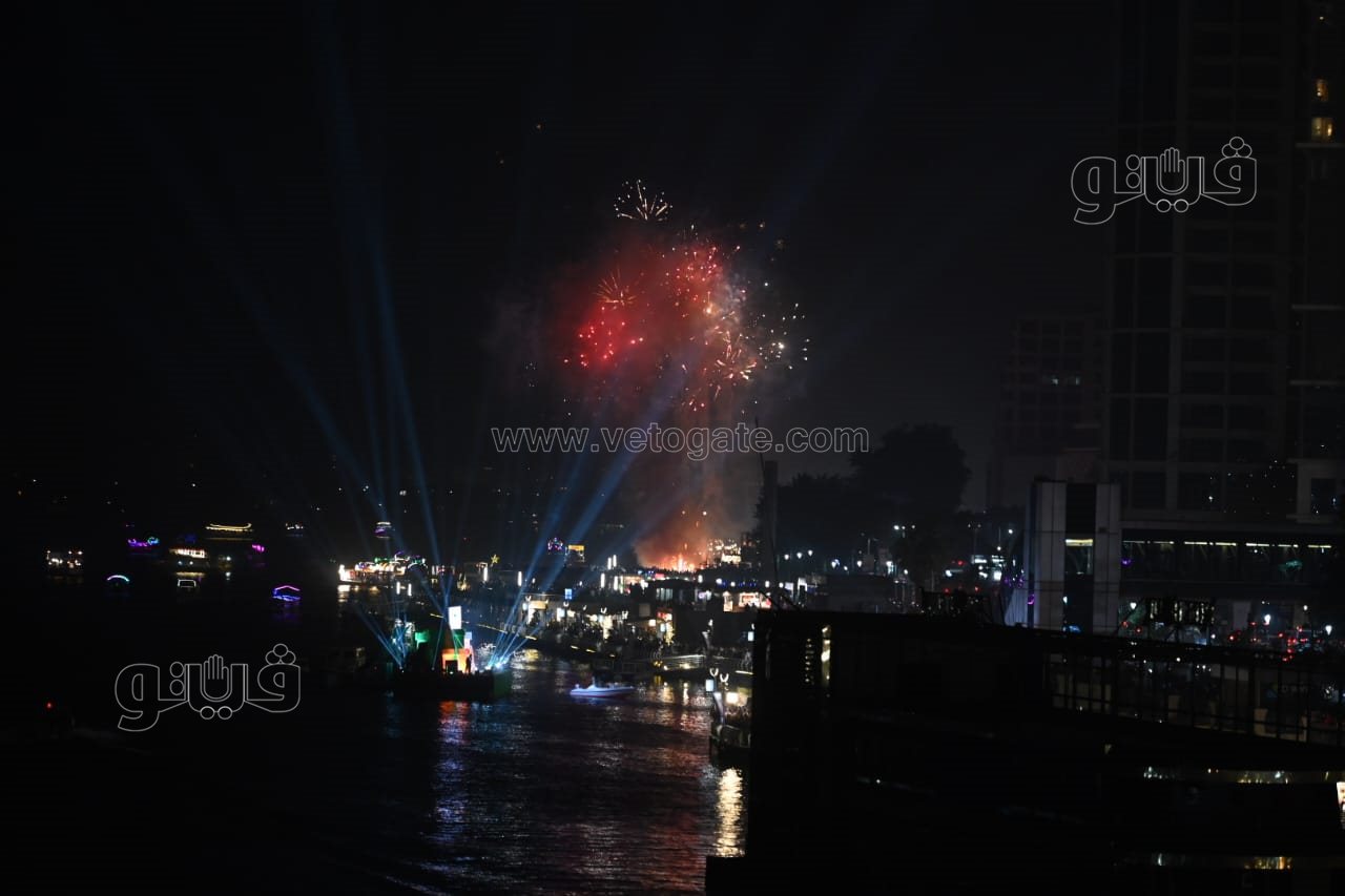 الألعاب النارية تضيء كورنيش النيل احتفالًا بالعام الجديد (4)
