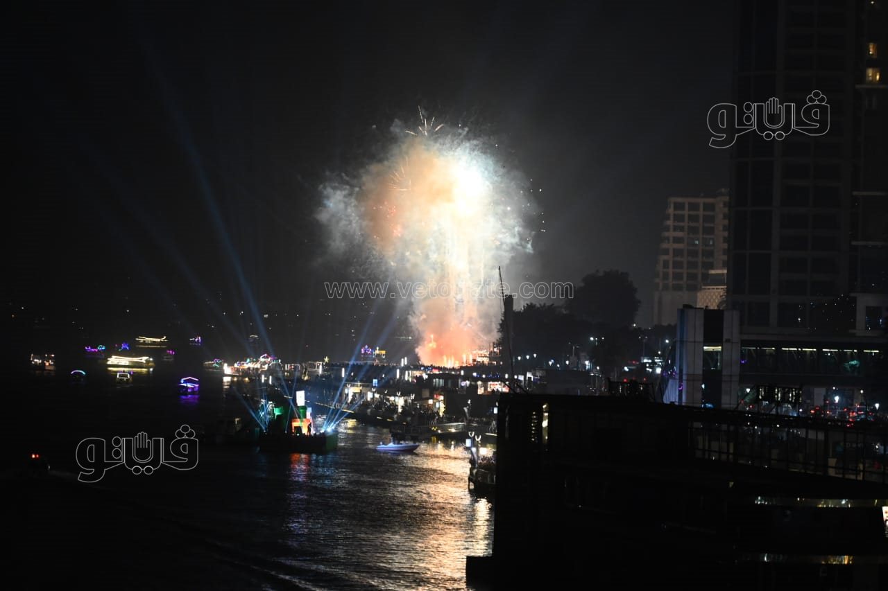 الألعاب النارية تضيء كورنيش النيل احتفالًا بالعام الجديد (5)