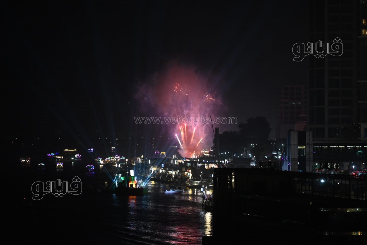 الألعاب النارية تضيء كورنيش النيل احتفالًا بالعام الجديد (7)
