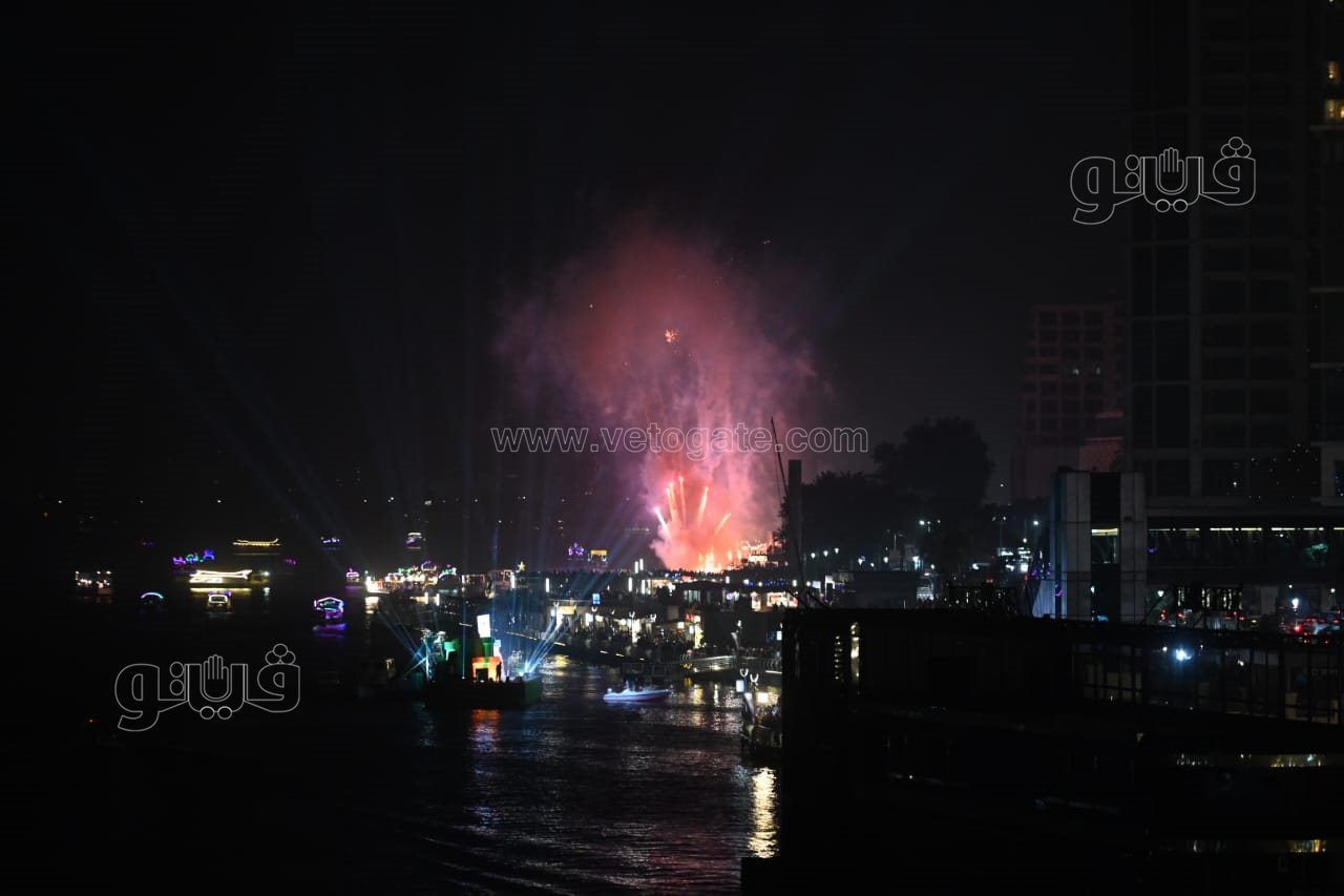 الألعاب النارية تضيء كورنيش النيل احتفالًا بالعام الجديد (8)