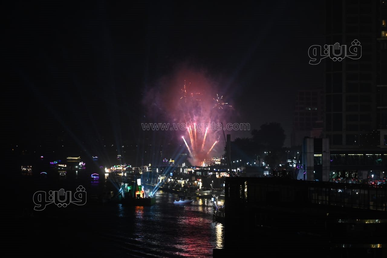 الألعاب النارية تضيء كورنيش النيل احتفالًا بالعام الجديد (9)