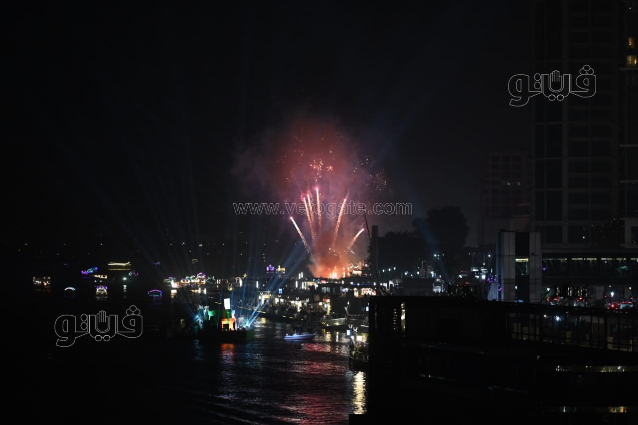 الألعاب النارية تضيء كورنيش النيل احتفالًا بالعام الجديد (10)