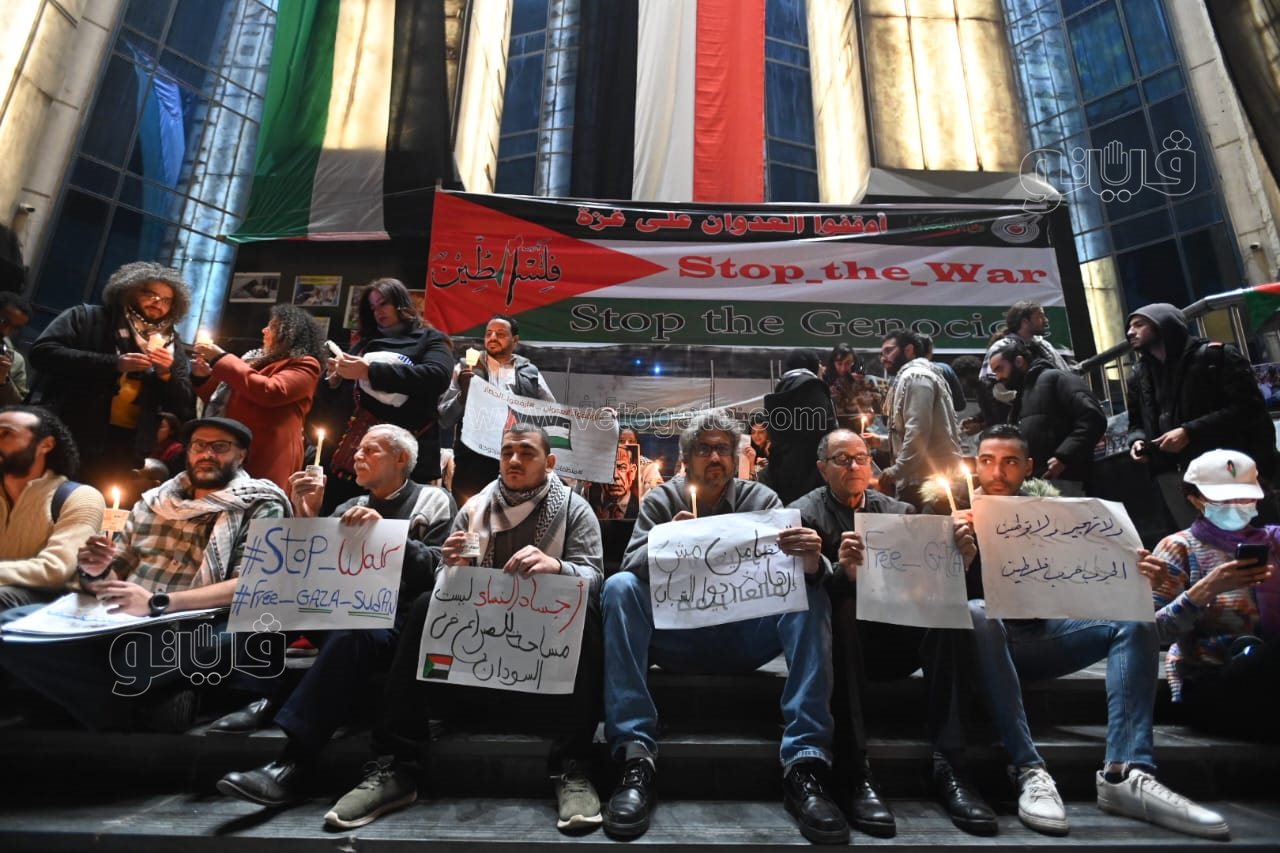 وقفة بالشموع للصحفيين في ليلة رأس السنة تضامنا مع شهداء فلسطين (2)