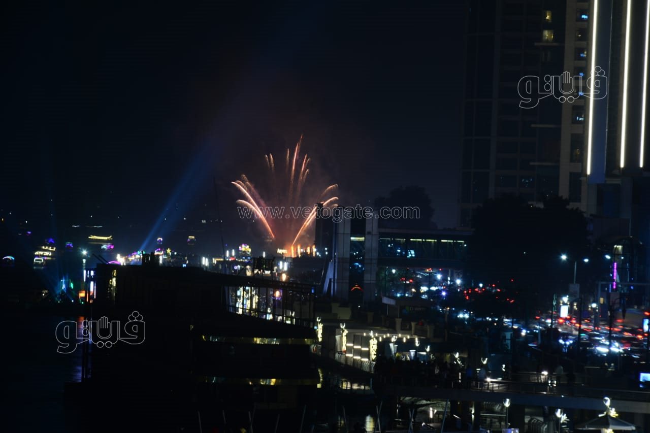 الألعاب النارية تضيء كورنيش النيل احتفالًا بالعام الجديد (2)