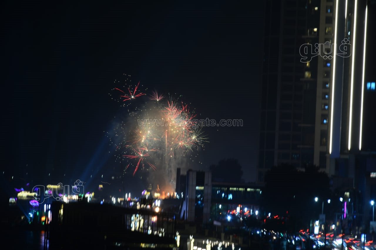 الألعاب النارية تضيء كورنيش النيل احتفالًا بالعام الجديد (3)