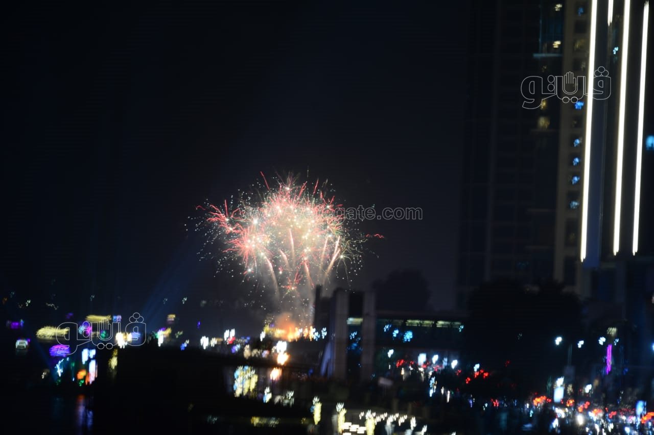 الألعاب النارية تضيء كورنيش النيل احتفالًا بالعام الجديد (4)