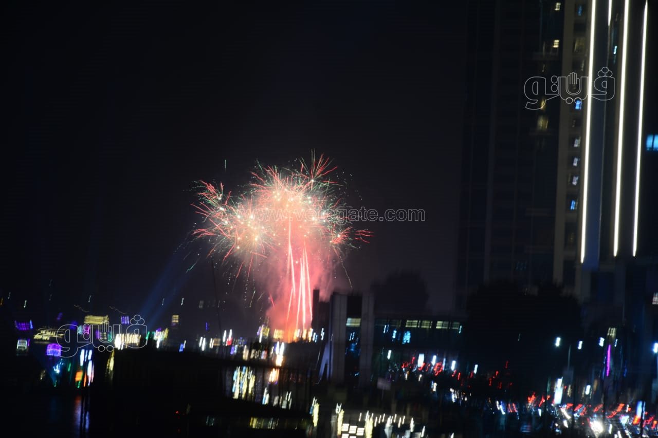 الألعاب النارية تضيء كورنيش النيل احتفالًا بالعام الجديد (6)