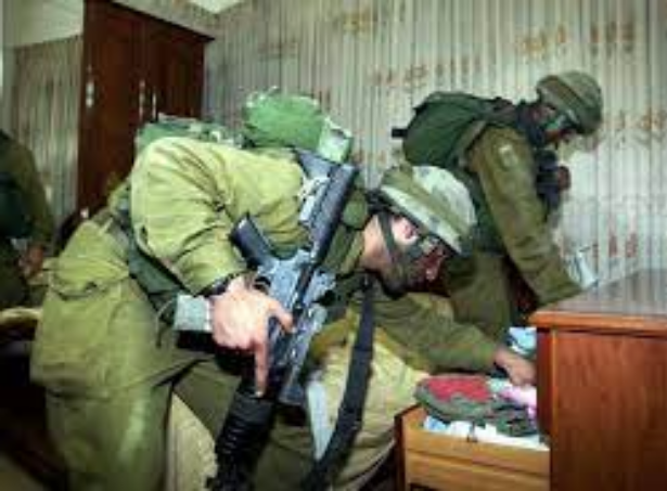 فضائح جنود الاحتلال تثير الغضب، بعد سرقتهم أموال وذهب الفلسطينيين في غزة  (فيديو)