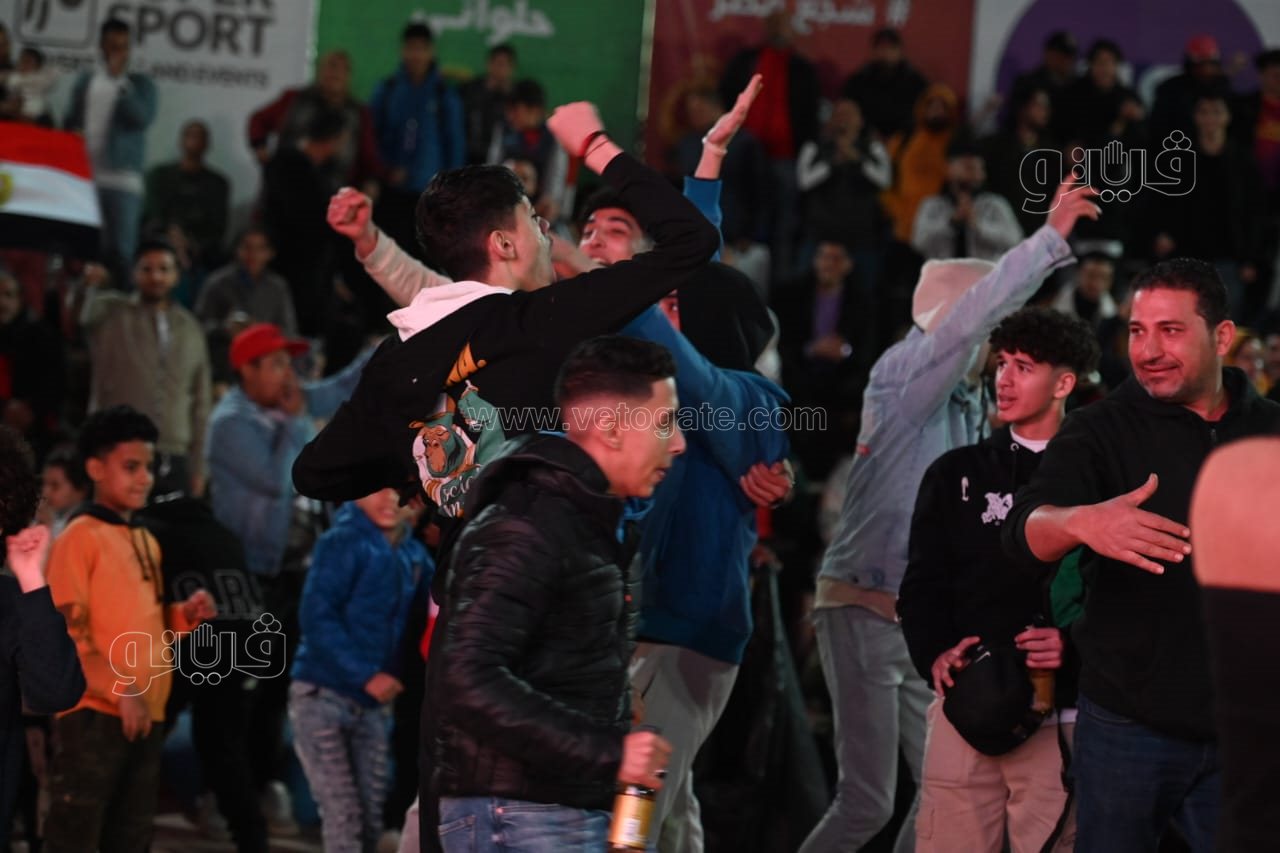 رد فعل مشجعي مصر على هدف الرأس الأخضر الثاني (4)