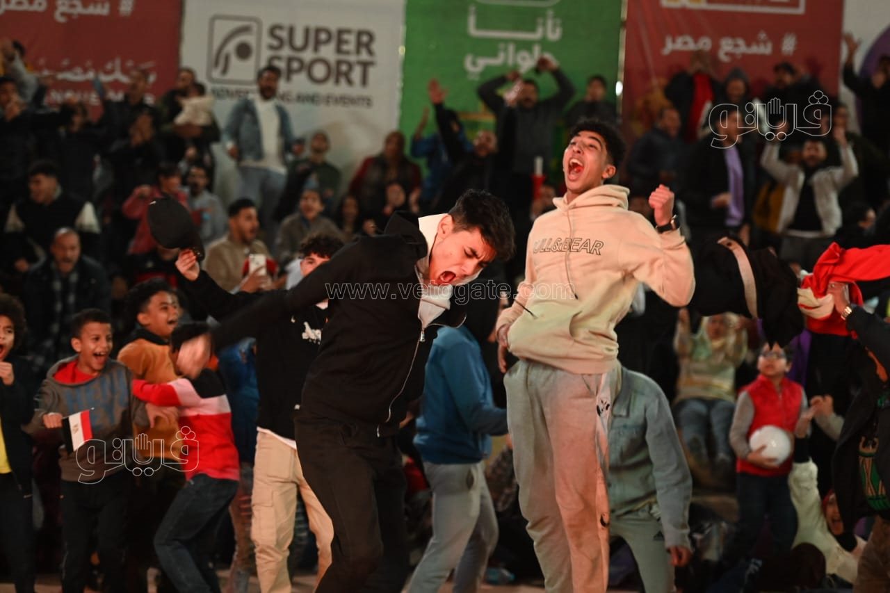 رد فعل مشجعي مصر على هدف الرأس الأخضر الثاني (8)