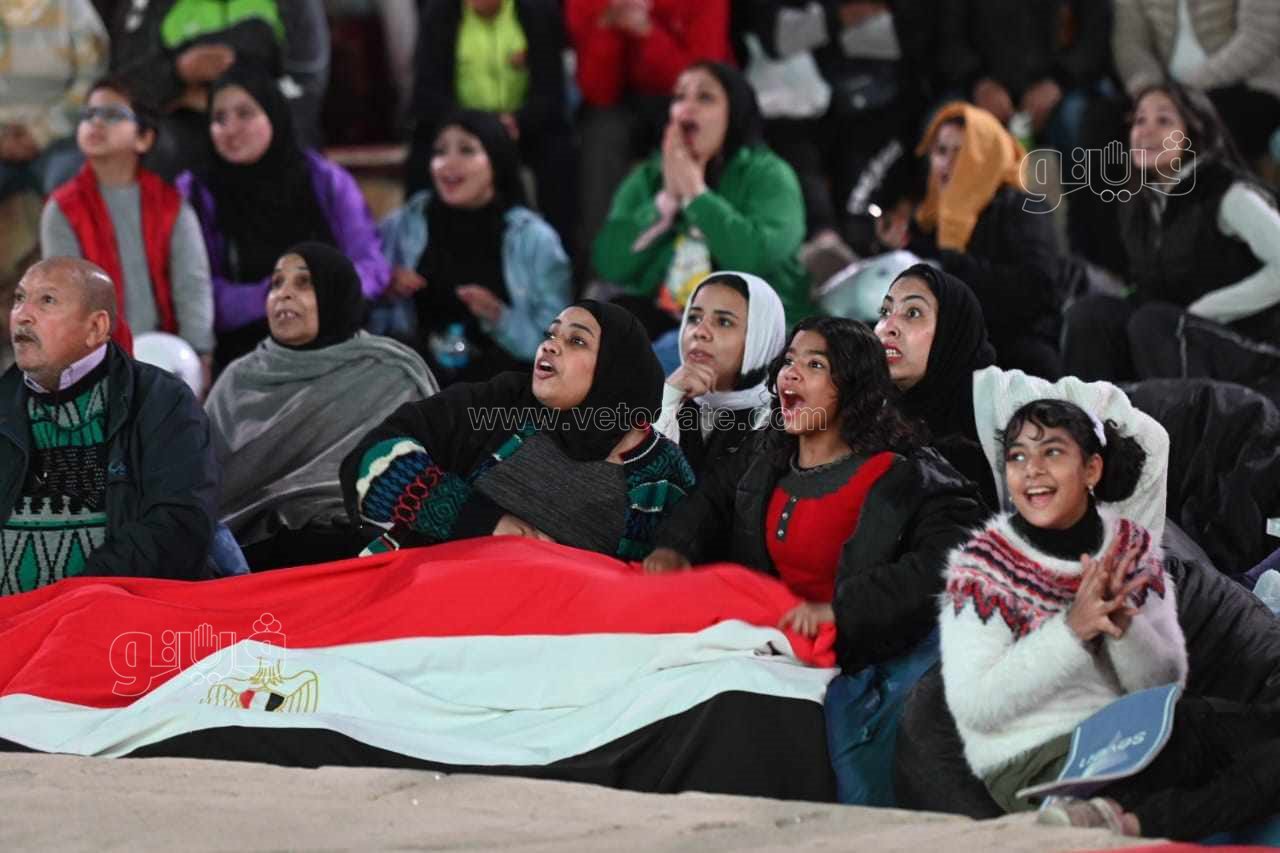 احتفالات راقصة للجماهير بعد الهدف الثاني في مرمى الرأس الأخضر (2)