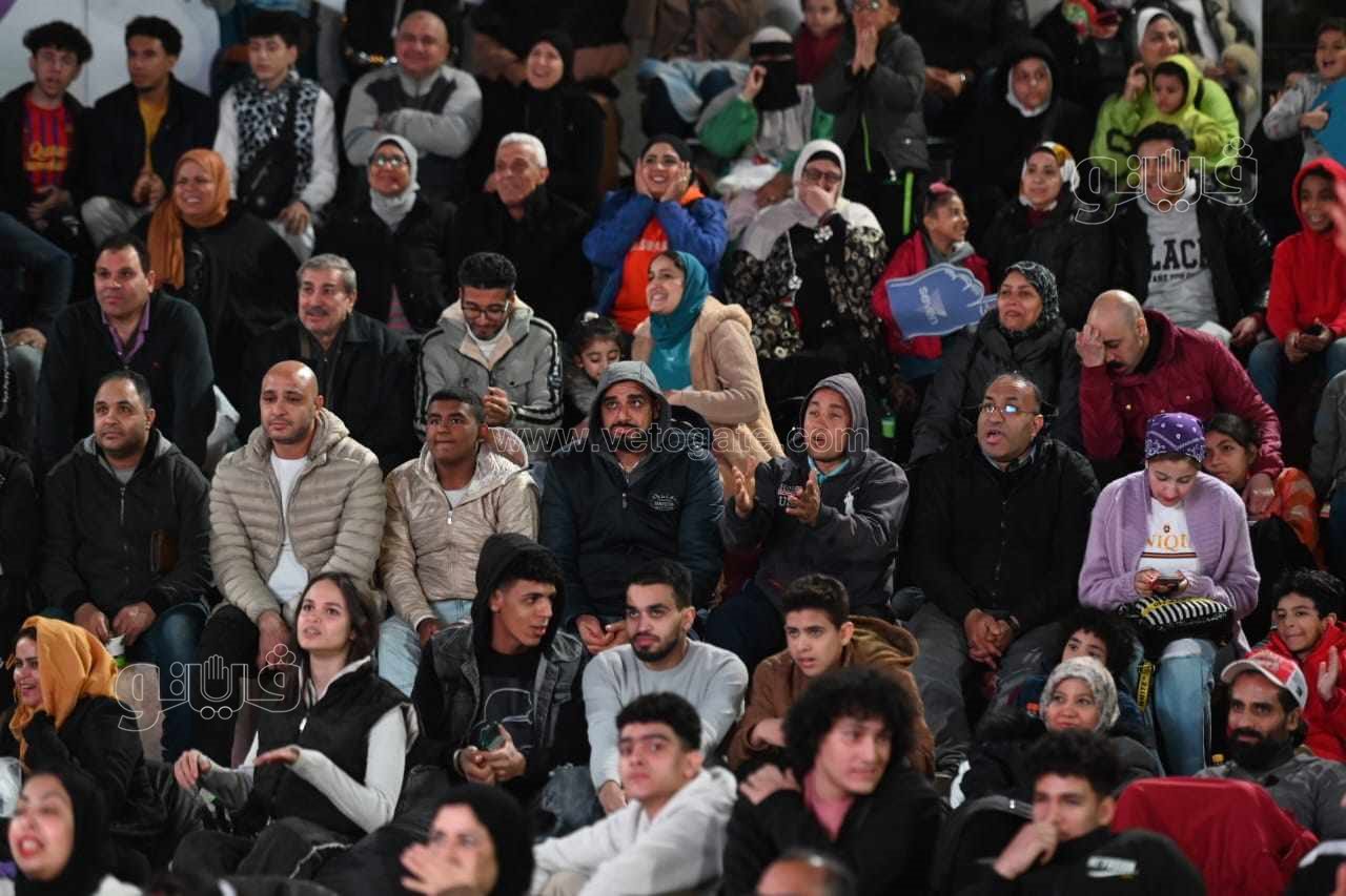 احتفالات راقصة للجماهير بعد الهدف الثاني في مرمى الرأس الأخضر (3)