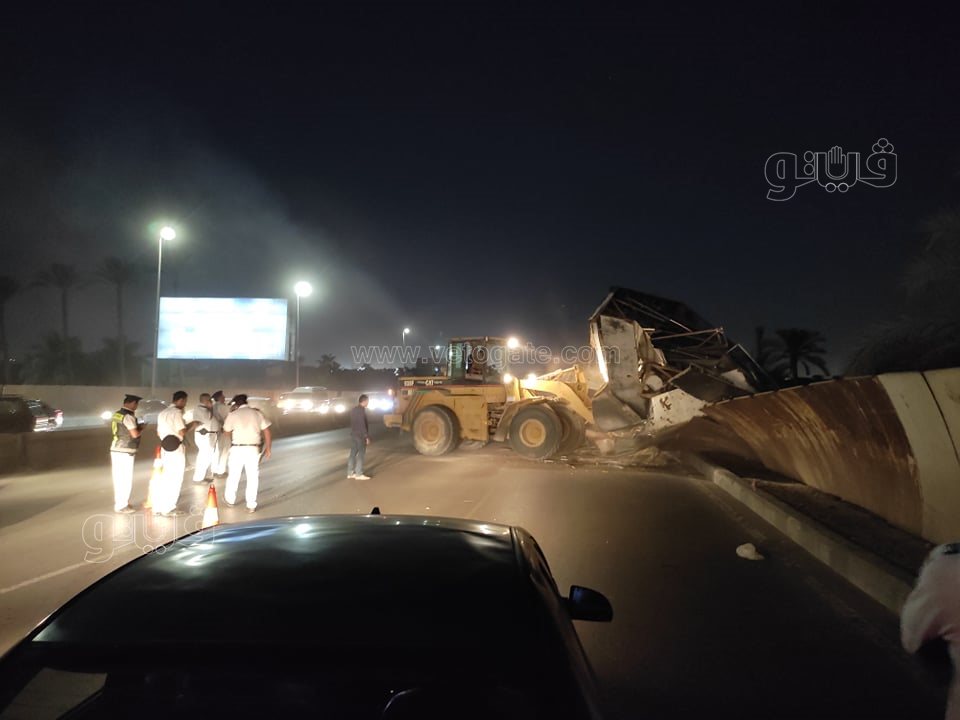 سقوط لافتة إعلانات على محور 26 يوليو (1)
