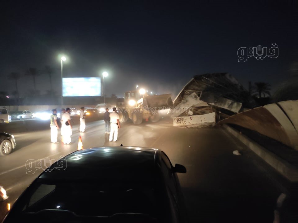 سقوط لافتة إعلانات على محور 26 يوليو (5)