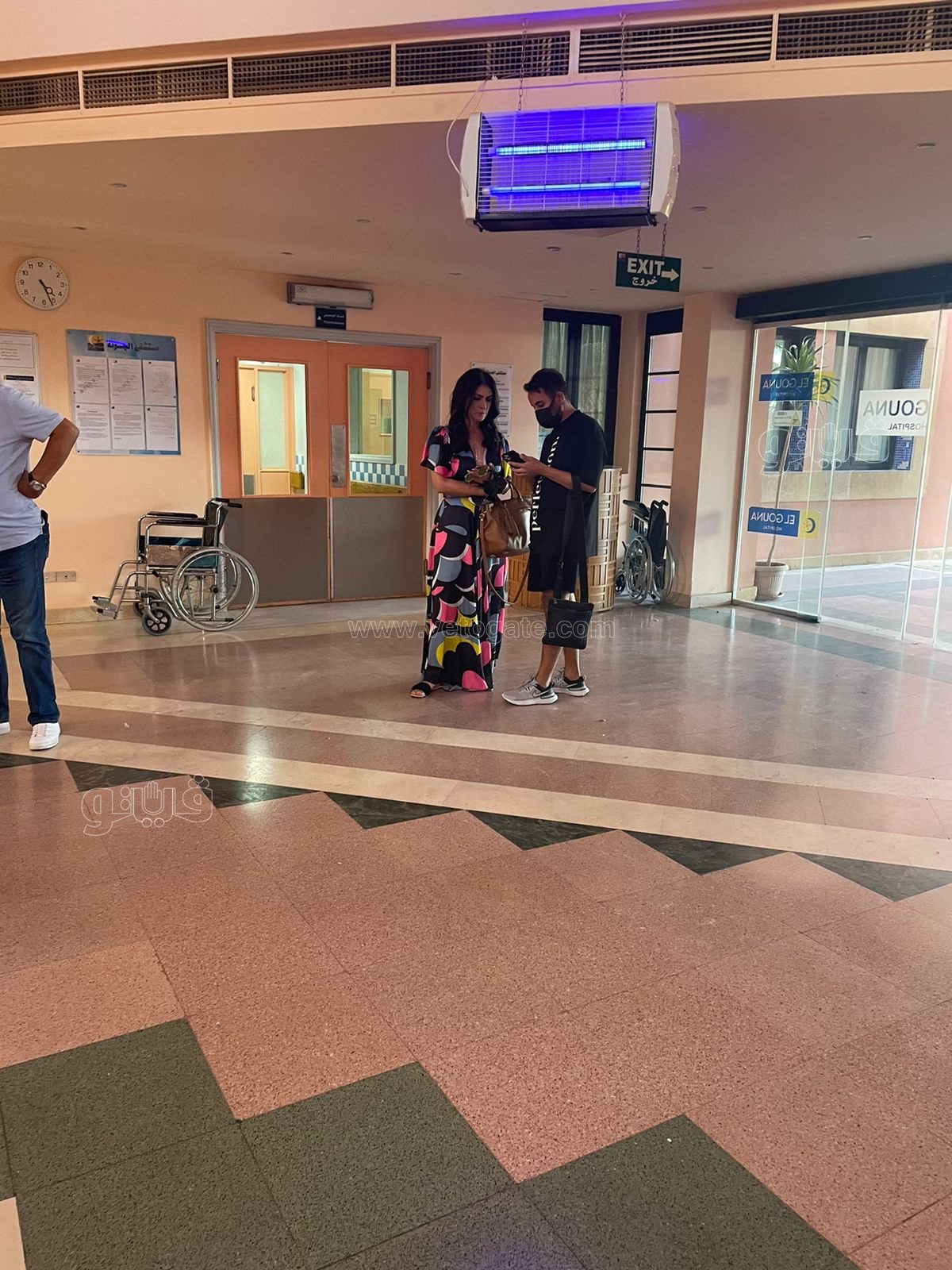 شريف رمزي وبسمة أول زوار بشرى في المستشفى (7)