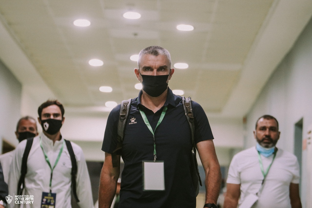 حافلة الزمالك تصل ملعب برج العرب (12)