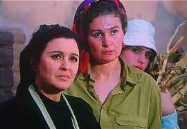 عكس عكاس - وما أشبهنا بعزة “في نهاية فيلم الراعي والنساء، لعلي بدرخان يحاول حسن (أحمد زكي) أن ينقذ المراهقة سلمى (ميرنا) من الانتحار غرقا في البحيرة فتحاول أن تقتل نفسها ببندقية