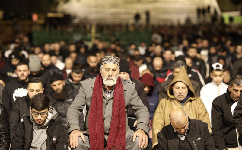 الحزن يسيطر علي وجوه المصلين، الفلسطينيون يؤدون صلاة التراويح في المسجد  الأقصي (صور)