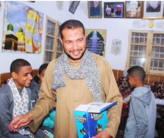 الشيخ عبد الصمد المنشاوي، صوته يصدح بمنازل قرية المنشية بقنا وحفيده ورث عنه عذوبة الصوت (1)