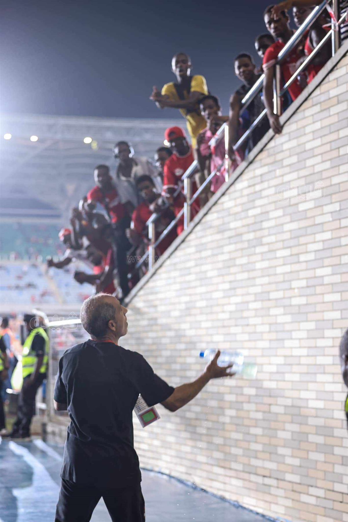  أجواء فوز الأهلي بملعب بنجامين مكابا (20)