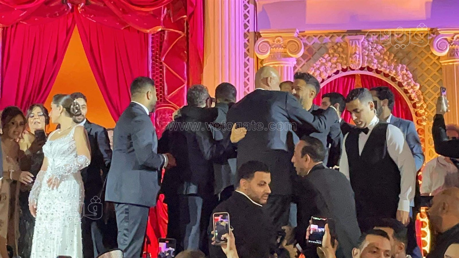 حماقي يتألق في حفل زفاف نجل محمد فؤاد ويؤكد مبسوط أني بحييه (1)