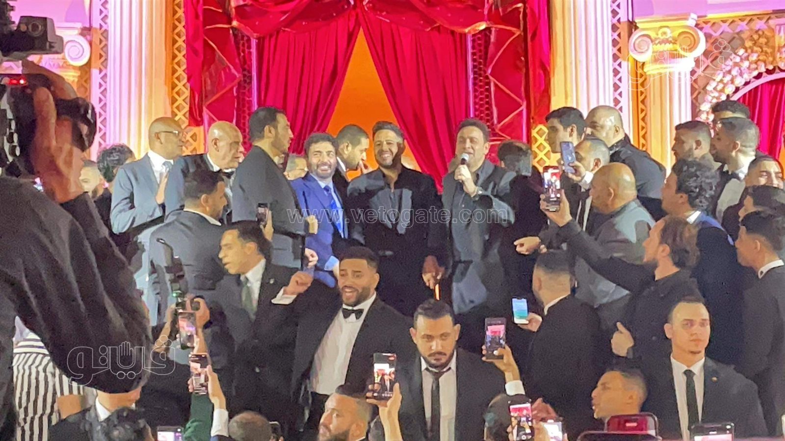 حميد الشاعري يشعل حفل زفاف نجل محمد فؤاد ومصطفى قمر يرد بـالسود عيونه (3)