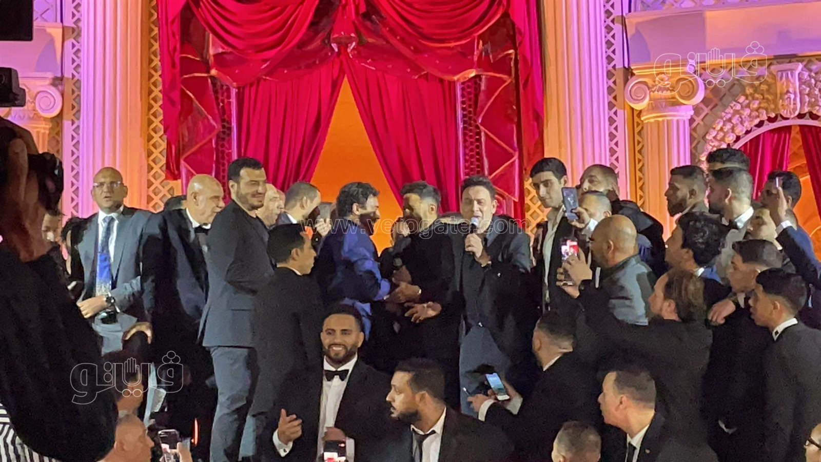 حميد الشاعري يشعل حفل زفاف نجل محمد فؤاد ومصطفى قمر يرد بـالسود عيونه (4)