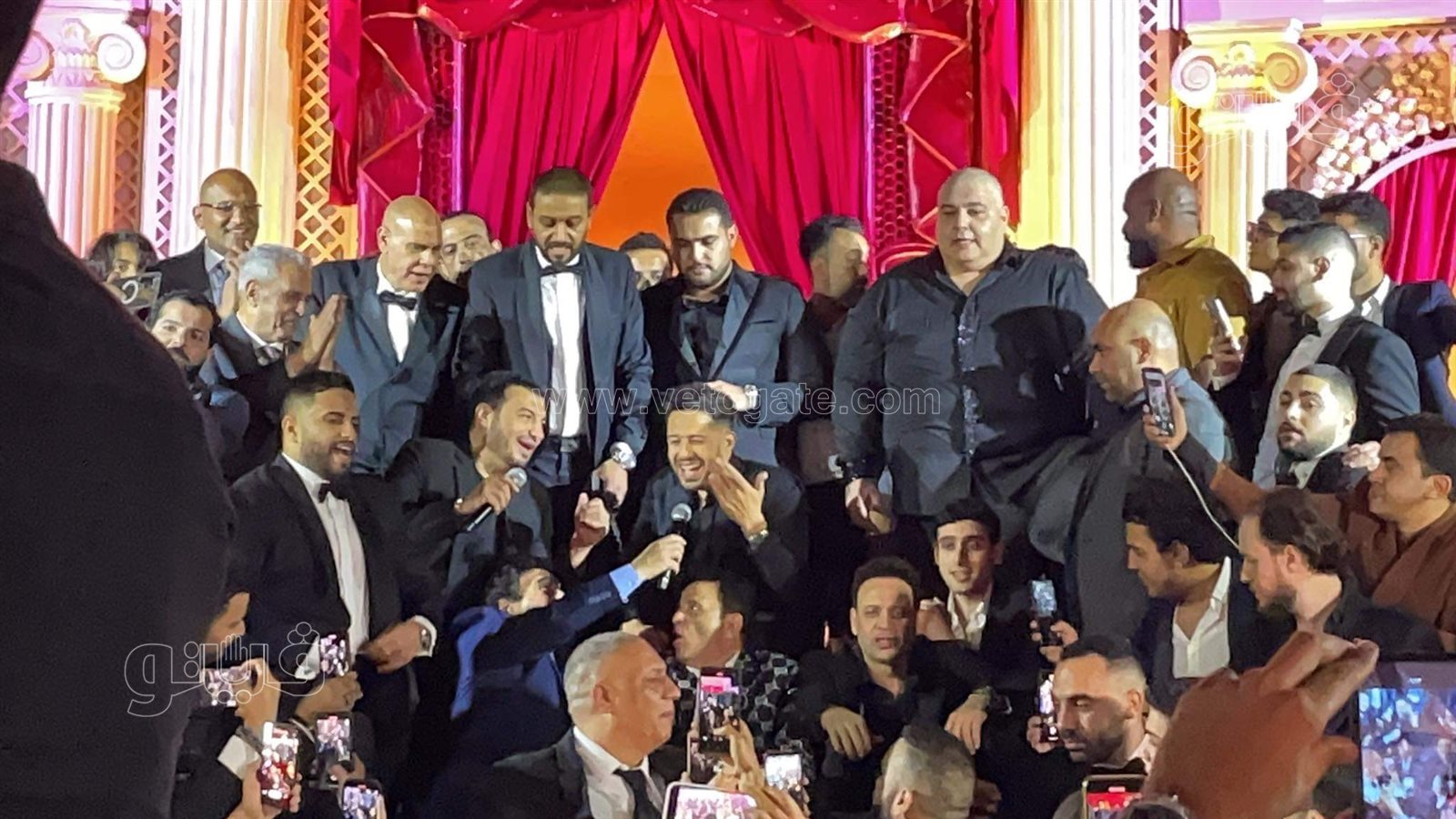 حميد الشاعري يشعل حفل زفاف نجل محمد فؤاد ومصطفى قمر يرد بـالسود عيونه (1)