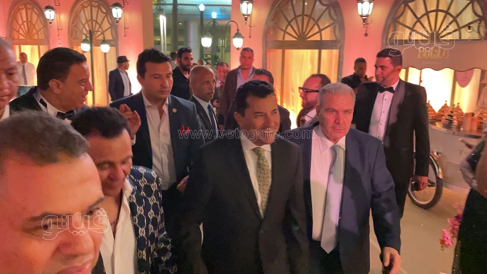 وزير الشباب والرياضة يصل حفل زفاف نجل محمد فؤاد (3)