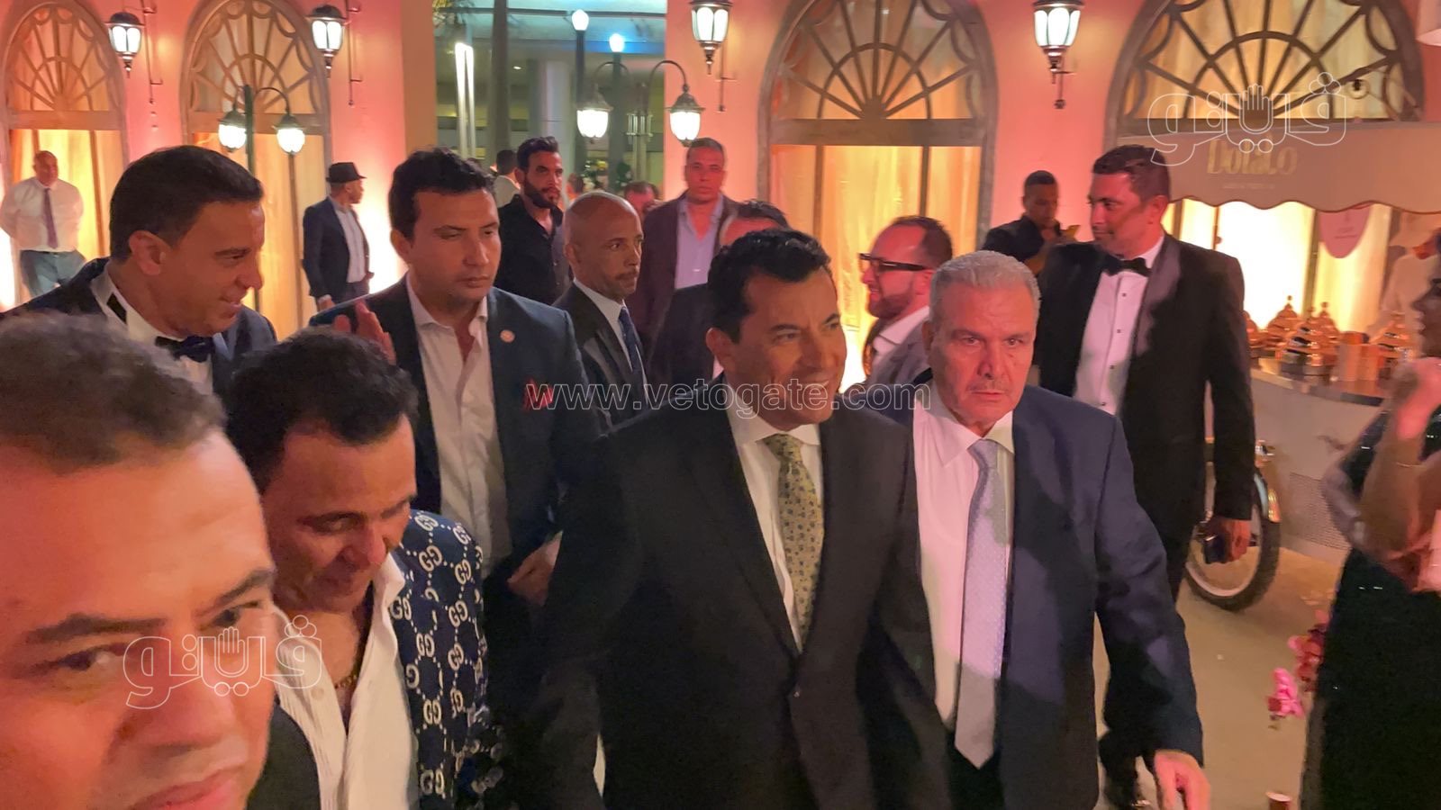 وزير الشباب والرياضة يصل حفل زفاف نجل محمد فؤاد (4)