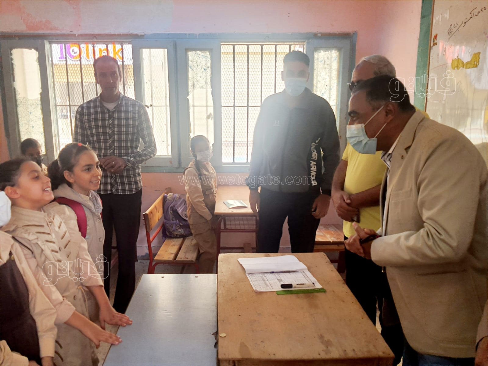 محافظ مطروح يتفقد انتظام العمل بالمدارس (2)